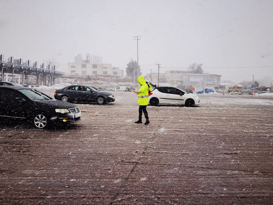 «Μπάρμπαρα»: Η κακοκαιρία χτυπά την Αττική - Πυκνό χιόνι στα βόρεια προάστια