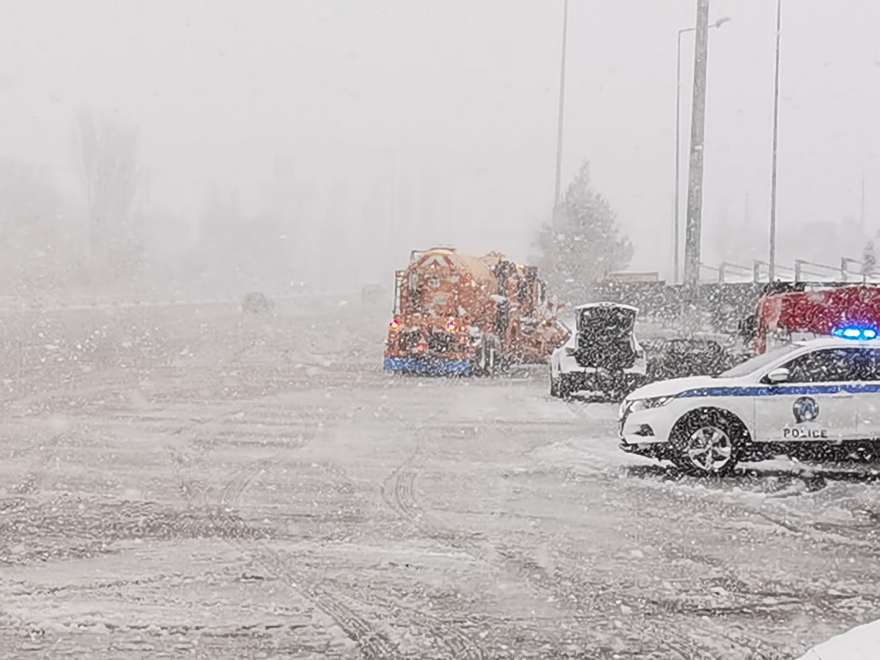 «Μπάρμπαρα»: Η κακοκαιρία χτυπά την Αττική - Πυκνό χιόνι στα βόρεια προάστια
