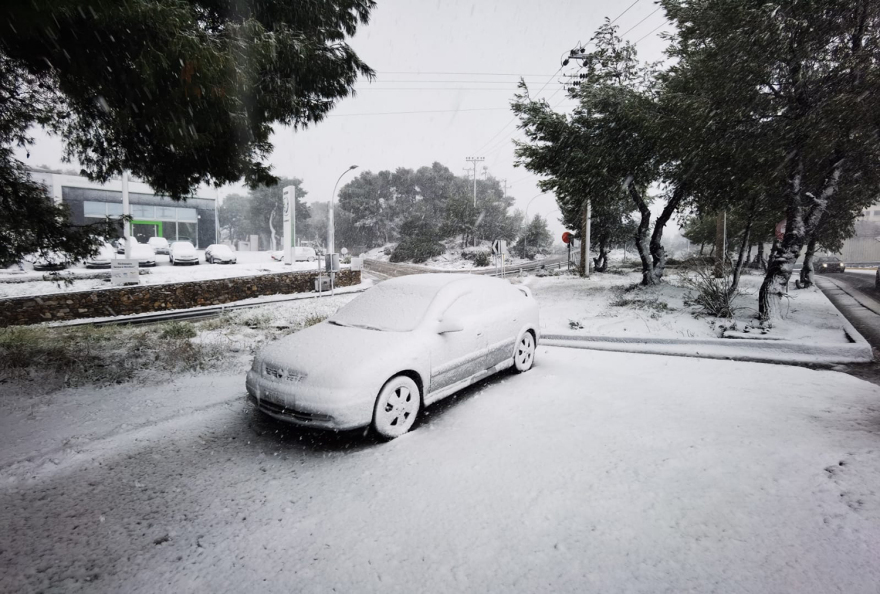 «Μπάρμπαρα»: Η κακοκαιρία χτυπά την Αττική - Πυκνό χιόνι στα βόρεια προάστια
