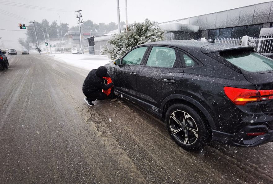 «Μπάρμπαρα»: Η κακοκαιρία χτυπά την Αττική - Πυκνό χιόνι στα βόρεια προάστια