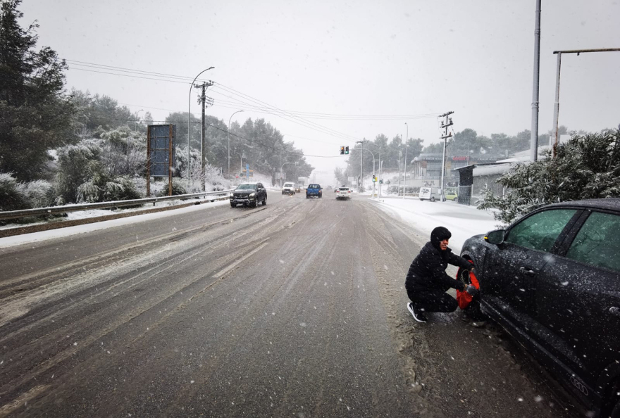 «Μπάρμπαρα»: Η κακοκαιρία χτυπά την Αττική - Πυκνό χιόνι στα βόρεια προάστια