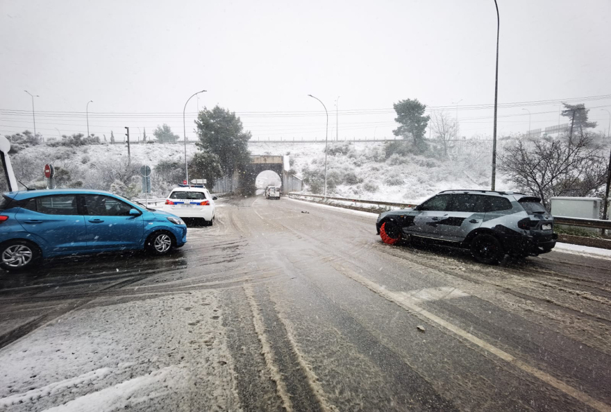 «Μπάρμπαρα»: Η κακοκαιρία χτυπά την Αττική - Πυκνό χιόνι στα βόρεια προάστια