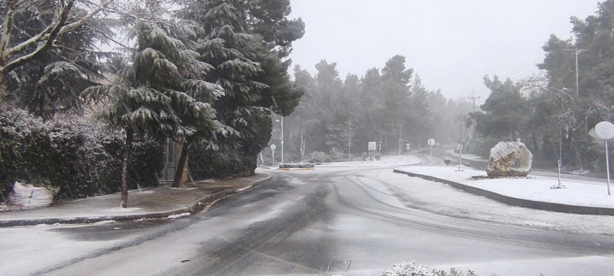 «Μπάρμπαρα»: Η κακοκαιρία χτυπά την Αττική - Πυκνό χιόνι στα βόρεια προάστια