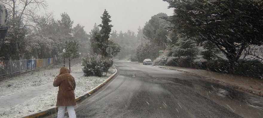 «Μπάρμπαρα»: Η κακοκαιρία χτυπά την Αττική - Πυκνό χιόνι στα βόρεια προάστια