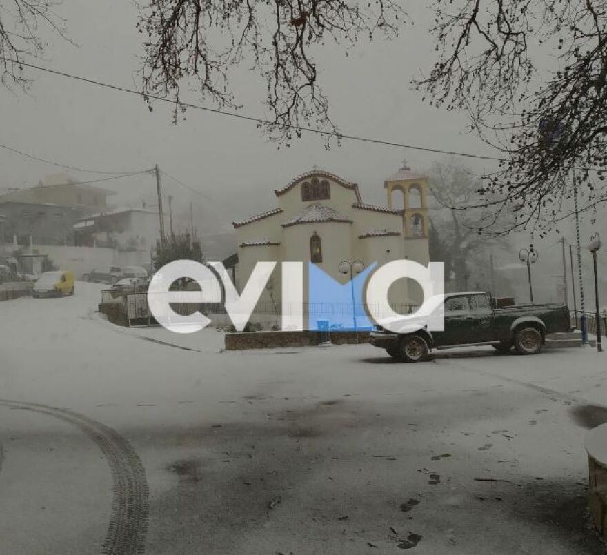 Η κακοκαιρία «Μπάρμπαρα» έφτασε με άγριες διαθέσεις στην Εύβοια - Χιονίζει αδιάκοπα από το πρωί