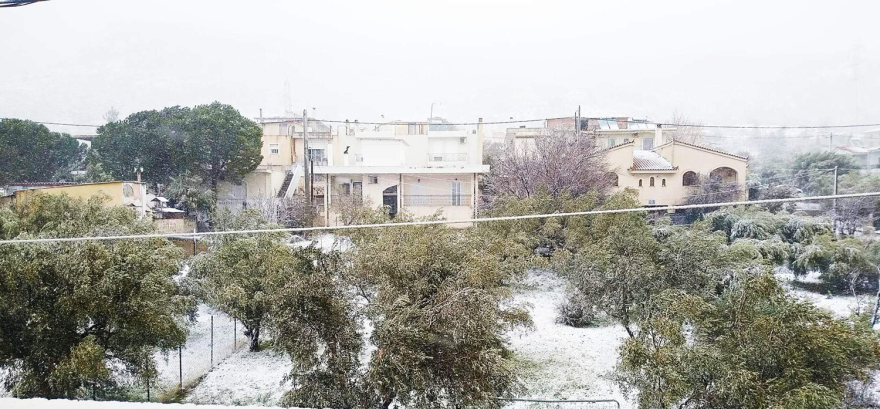 «Μπάρμπαρα»: Η κακοκαιρία χτυπά την Αττική - Πυκνό χιόνι στα βόρεια προάστια