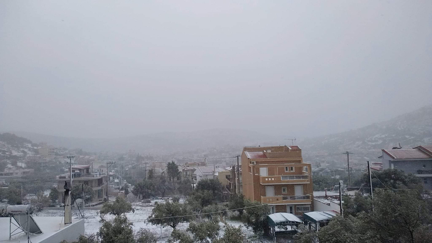 «Μπάρμπαρα»: Η κακοκαιρία χτυπά την Αττική - Πυκνό χιόνι στα βόρεια προάστια