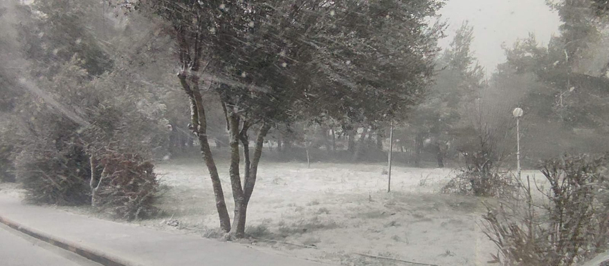 «Μπάρμπαρα»: Η κακοκαιρία χτυπά την Αττική - Πυκνό χιόνι στα βόρεια προάστια