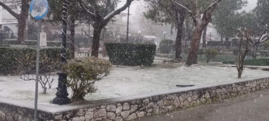 «Μπάρμπαρα»: Η κακοκαιρία χτυπά την Αττική - Πυκνό χιόνι στα βόρεια προάστια