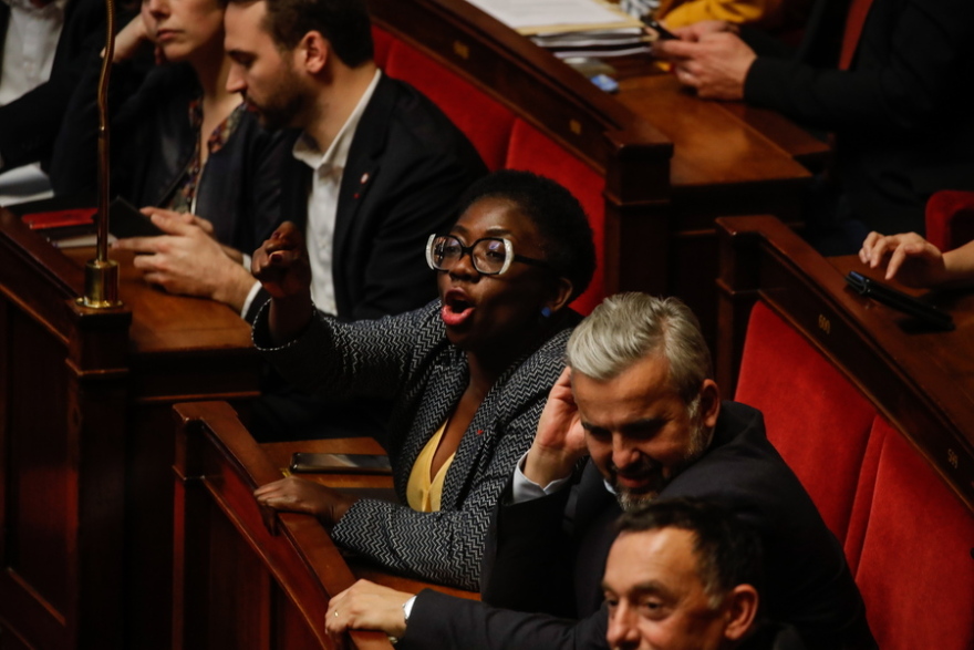 Eπεισόδια και αντεγκλήσεις στη γαλλική Εθνοσυνέλευση για τις συντάξεις - Δημοψήφισμα ζητά η αντιπολίτευση