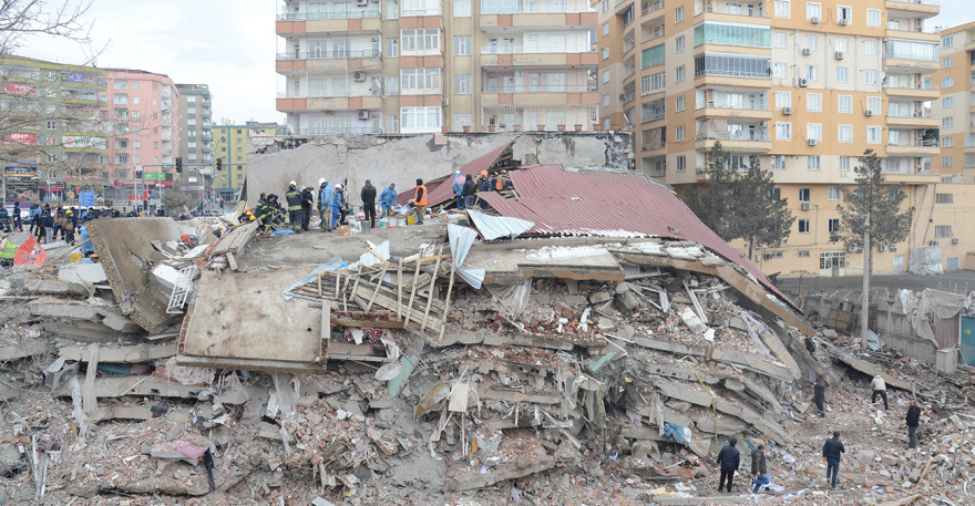 Βίντεο και εικόνες από τους φονικούς σεισμούς σε Τουρκία και Συρία - Καρέ καρέ η καταστροφή