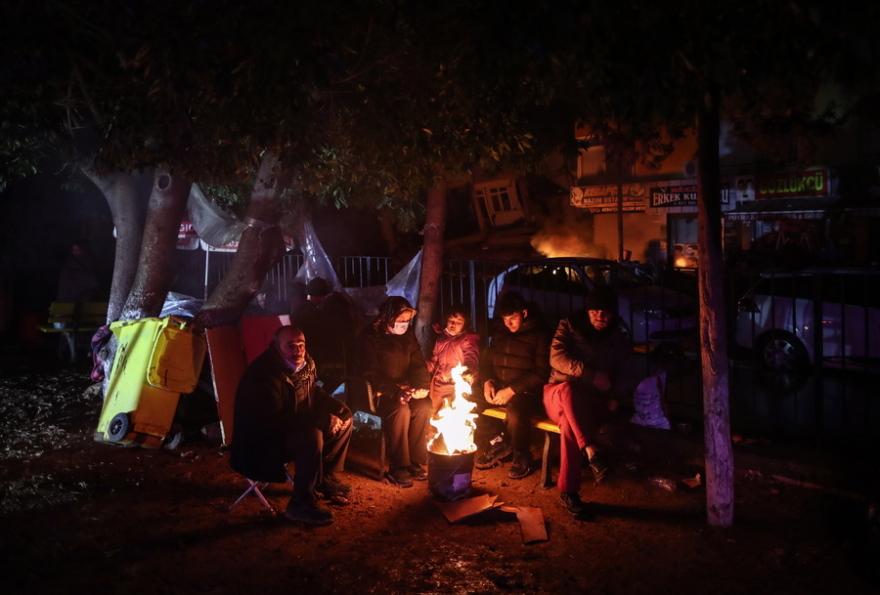 Σεισμός στην Τουρκία: Νύχτα αγωνίας, κραυγές, δάκρυα και πάνω από 4.300 νεκροί