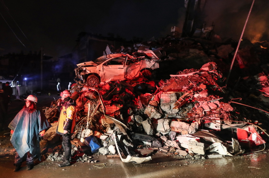 Σεισμός στην Τουρκία: Νύχτα αγωνίας, κραυγές, δάκρυα και πάνω από 4.300 νεκροί