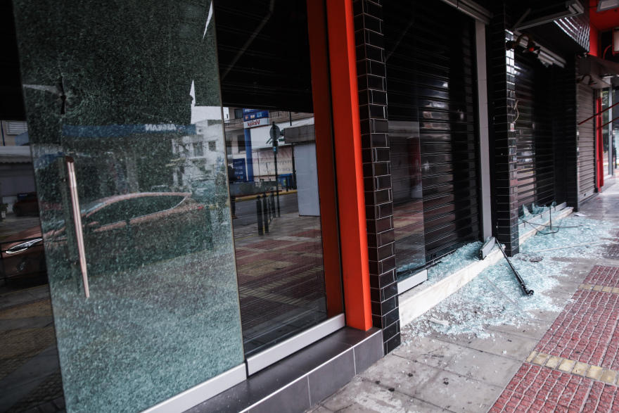 Αγία Βαρβάρα: Δείτε φωτογραφίες από την επίθεση με 9άρι πιστόλι σε ψητοπωλείο