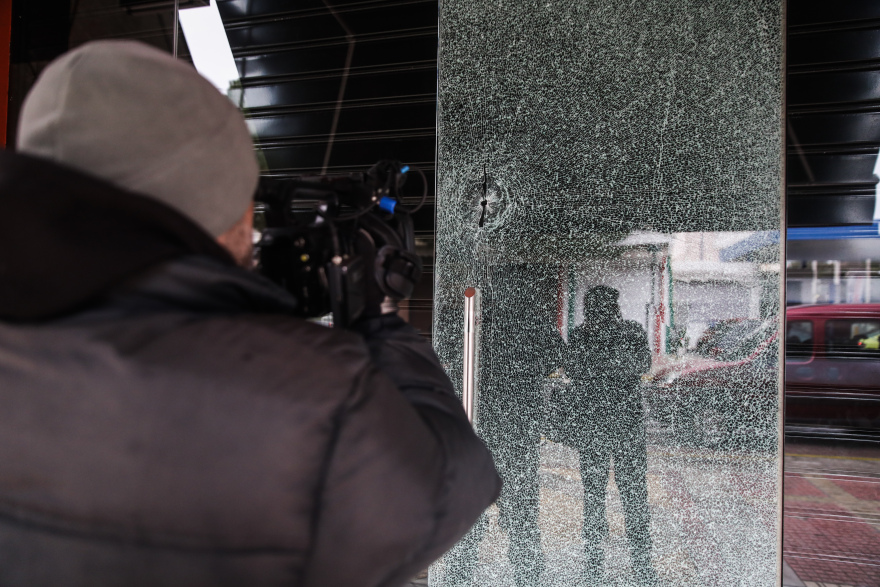 Αγία Βαρβάρα: Δείτε φωτογραφίες από την επίθεση με 9άρι πιστόλι σε ψητοπωλείο