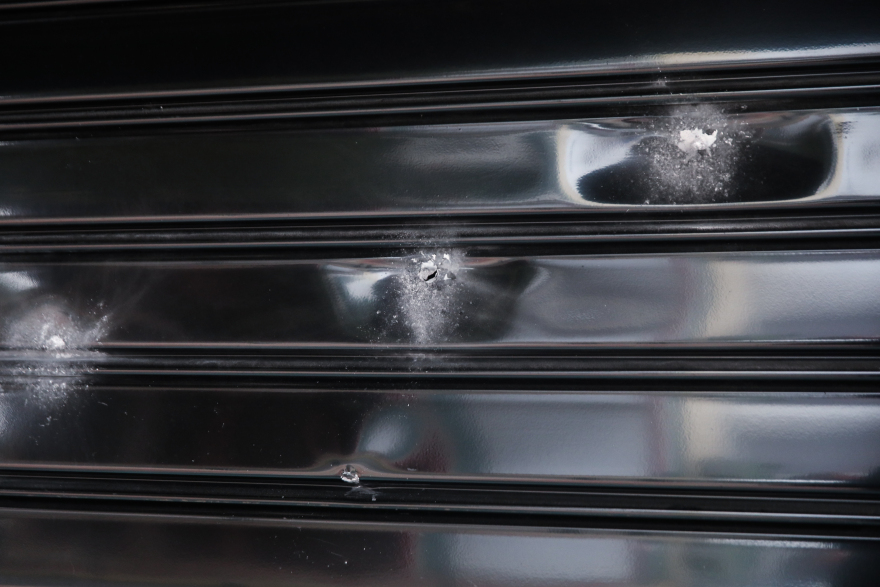 Αγία Βαρβάρα: Δείτε φωτογραφίες από την επίθεση με 9άρι πιστόλι σε ψητοπωλείο