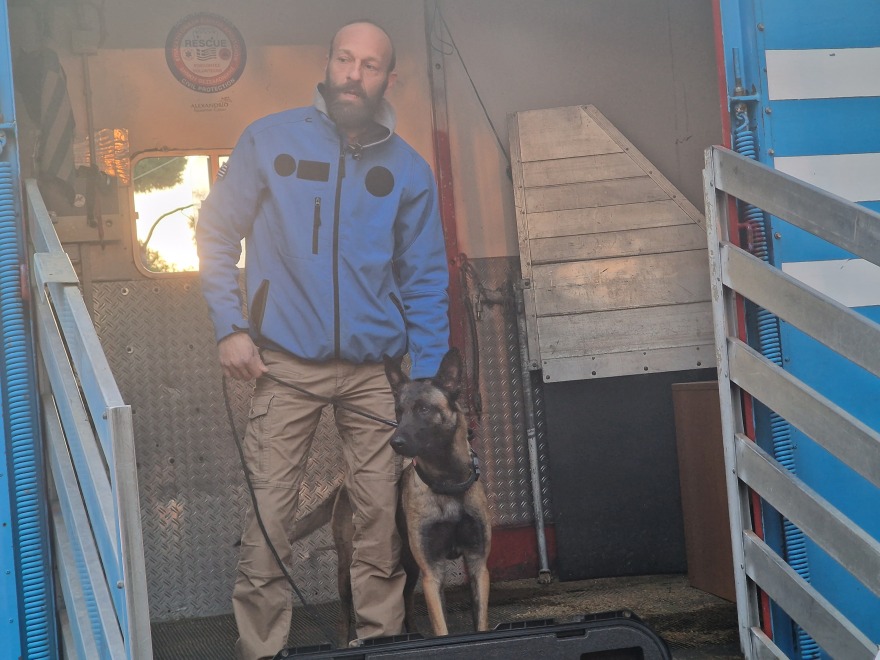 Θεσσαλονίκη: Εκπαιδευμένοι εθελοντές διασώστες ξεκινούν με σκυλιά και ειδικά drone για Τουρκία