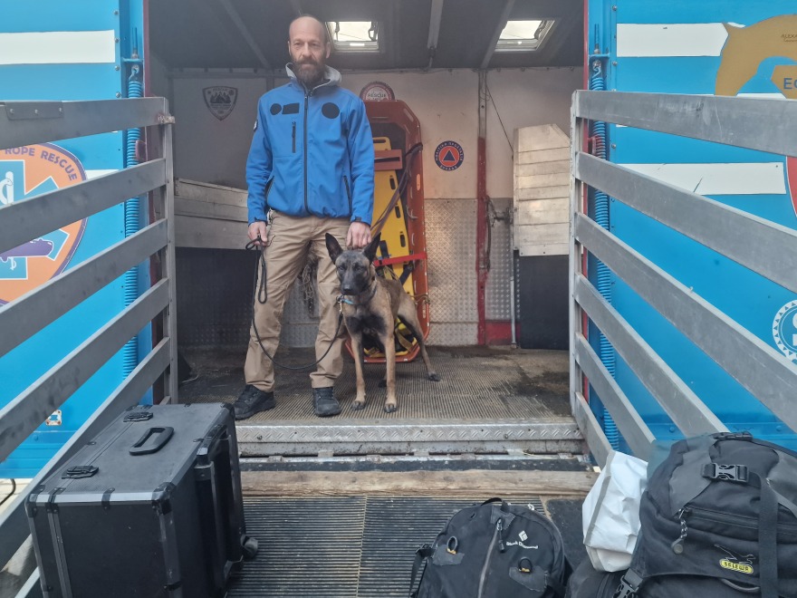 Θεσσαλονίκη: Εκπαιδευμένοι εθελοντές διασώστες ξεκινούν με σκυλιά και ειδικά drone για Τουρκία