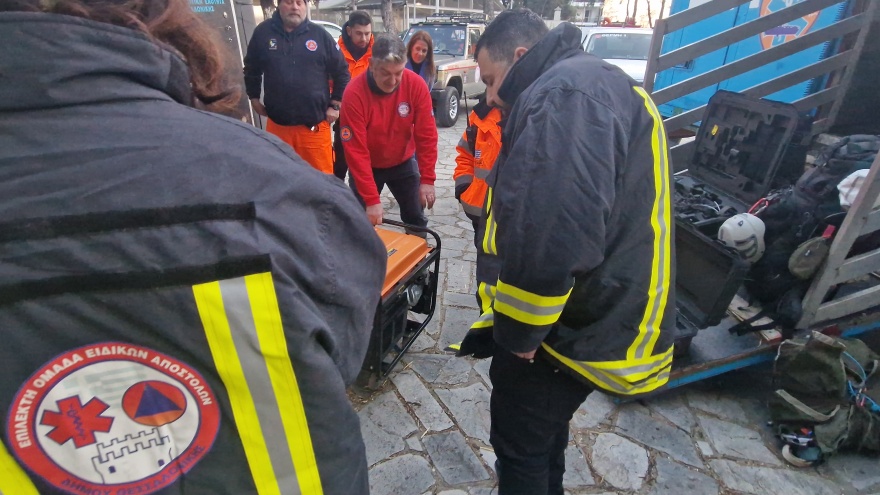 Θεσσαλονίκη: Εκπαιδευμένοι εθελοντές διασώστες ξεκινούν με σκυλιά και ειδικά drone για Τουρκία