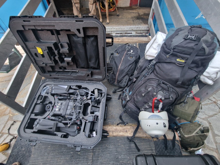 Θεσσαλονίκη: Εκπαιδευμένοι εθελοντές διασώστες ξεκινούν με σκυλιά και ειδικά drone για Τουρκία