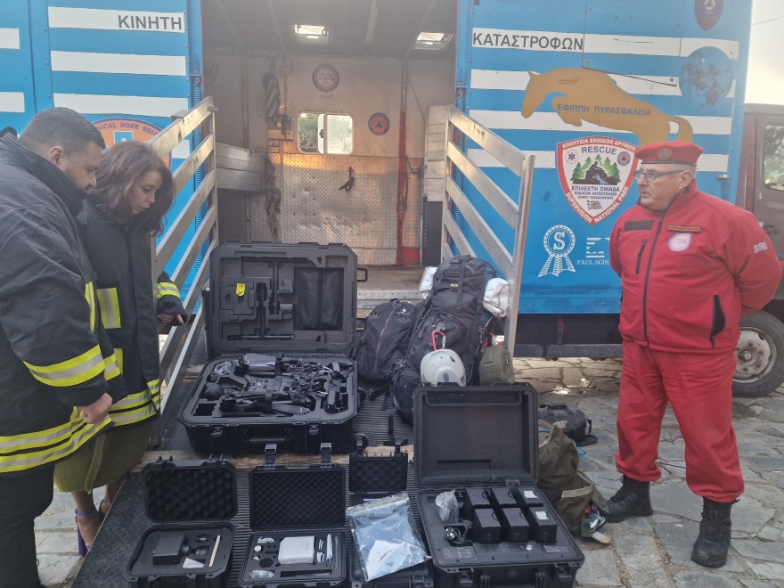 Θεσσαλονίκη: Εκπαιδευμένοι εθελοντές διασώστες ξεκινούν με σκυλιά και ειδικά drone για Τουρκία