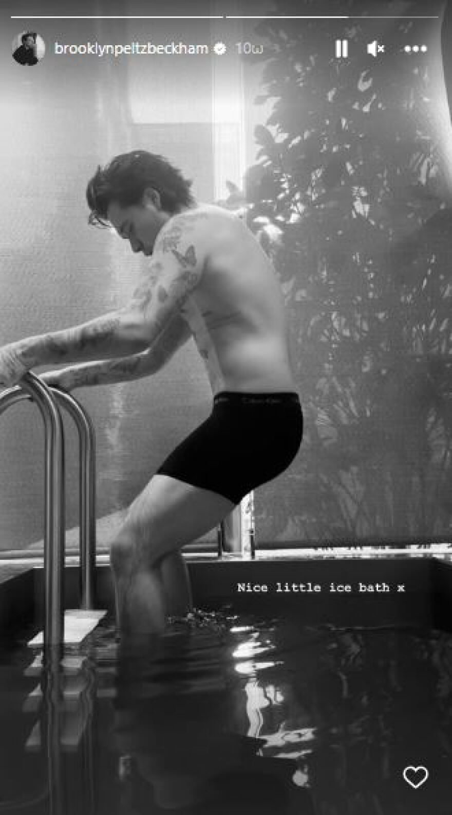 Μπρούκλιν Μπέκαμ: Βουτάει σε παγωμένο νερό με το εσώρουχό του