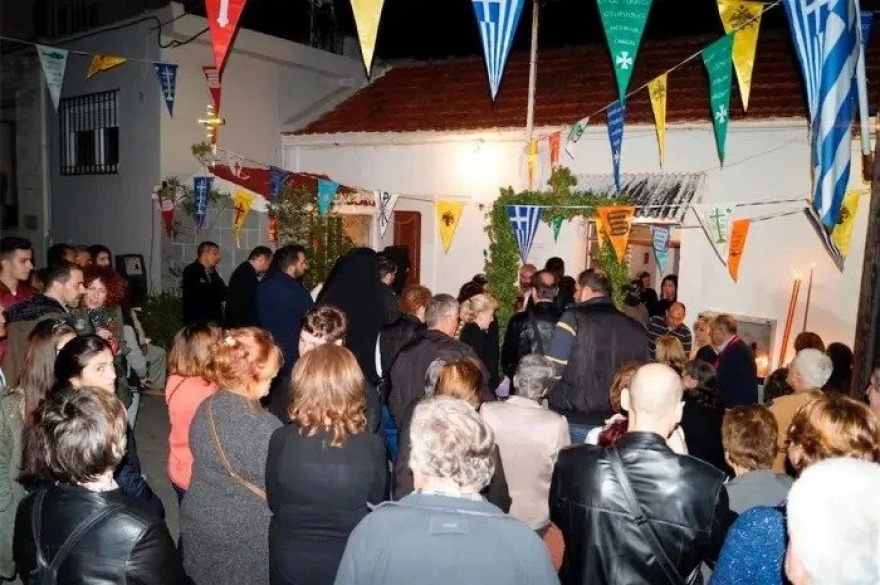 Σε εκκλησάκι στα Χανιά εμφανίστηκε ο παπά Δημήτρης Λουπασάκης - Βίντεο και φωτογραφίες