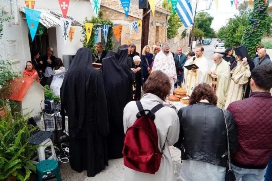 Σε εκκλησάκι στα Χανιά εμφανίστηκε ο παπά Δημήτρης Λουπασάκης - Βίντεο και φωτογραφίες