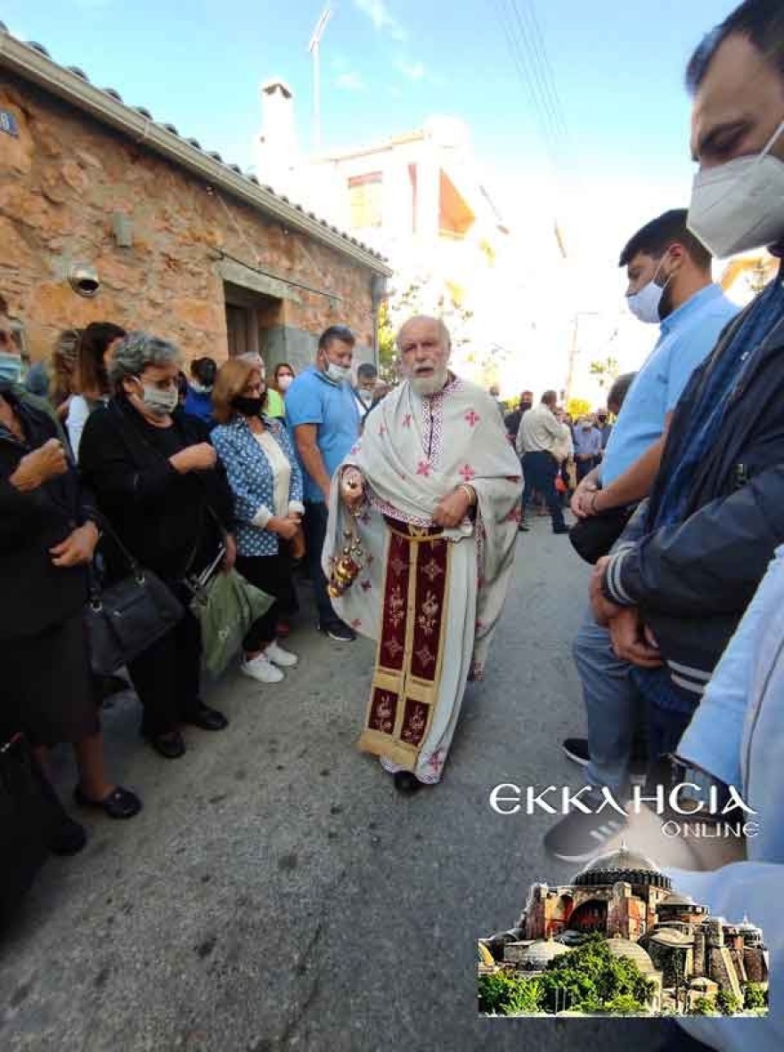 Σε εκκλησάκι στα Χανιά εμφανίστηκε ο παπά Δημήτρης Λουπασάκης - Βίντεο και φωτογραφίες