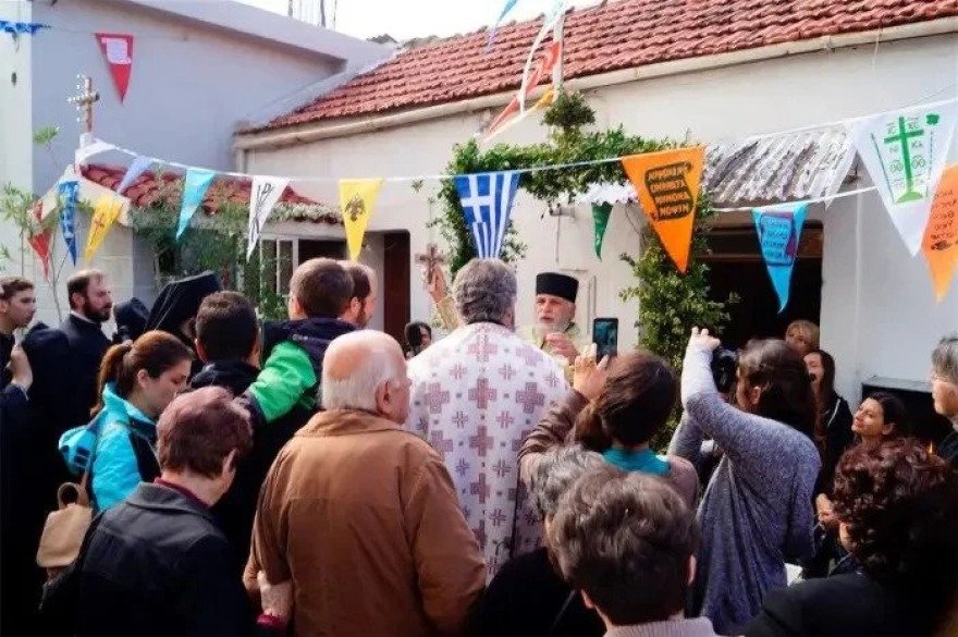 Σε εκκλησάκι στα Χανιά εμφανίστηκε ο παπά Δημήτρης Λουπασάκης - Βίντεο και φωτογραφίες