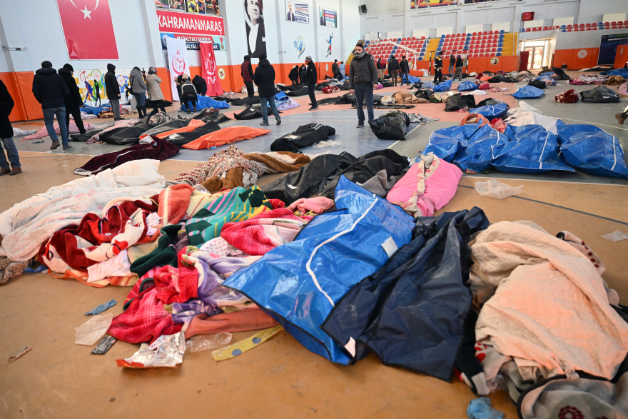 Σεισμός: Βίντεο από τη στιγμή που οικογένεια στη Συρία βγαίνει ζωντανή από τα χαλάσματα 