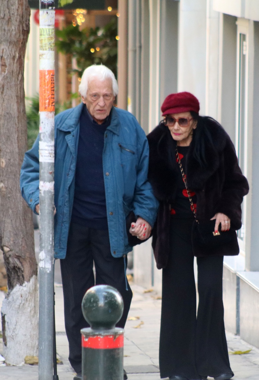 Ζωζώ Σαπουντζάκη: Η ηθοποιός και τραγουδίστρια σε βόλτα με τον σύντροφό της - Δείτε φωτογραφίες