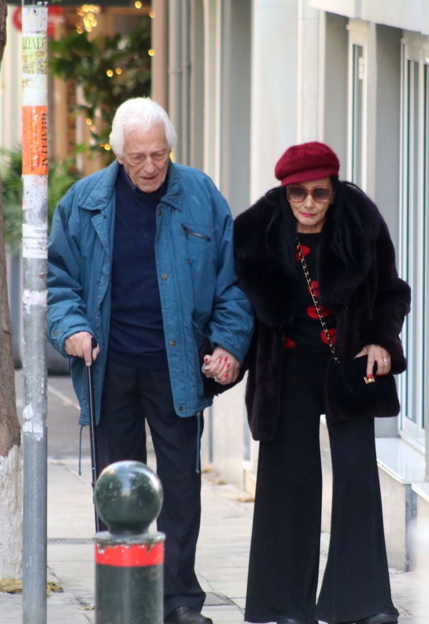 Ζωζώ Σαπουντζάκη: Η ηθοποιός και τραγουδίστρια σε βόλτα με τον σύντροφό της - Δείτε φωτογραφίες