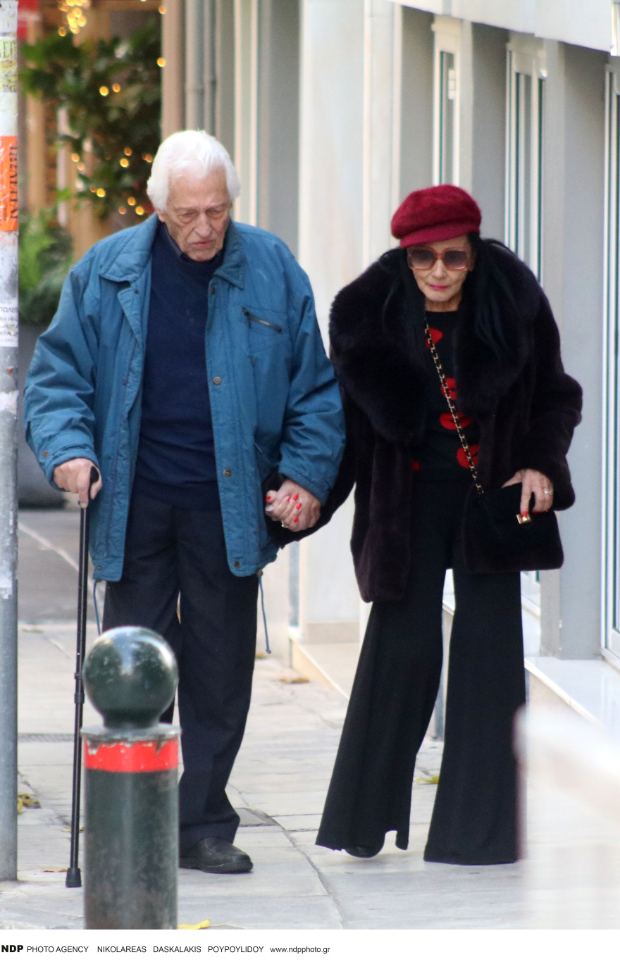 Ζωζώ Σαπουντζάκη: Η ηθοποιός και τραγουδίστρια σε βόλτα με τον σύντροφό της - Δείτε φωτογραφίες