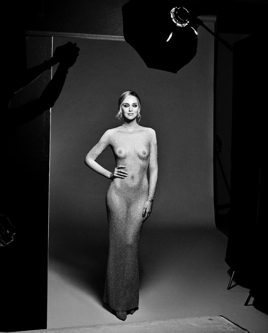 Κιάρα Φεράνι: Ποζάρει, ως άλλη... Εύα, κρατώντας το μήλο του Αδάμ