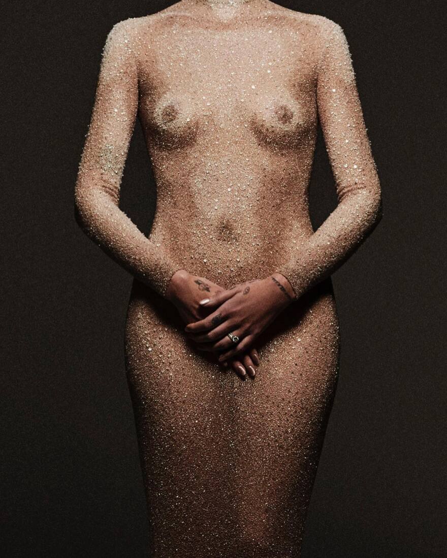 Κιάρα Φεράνι: Ποζάρει, ως άλλη... Εύα, κρατώντας το μήλο του Αδάμ