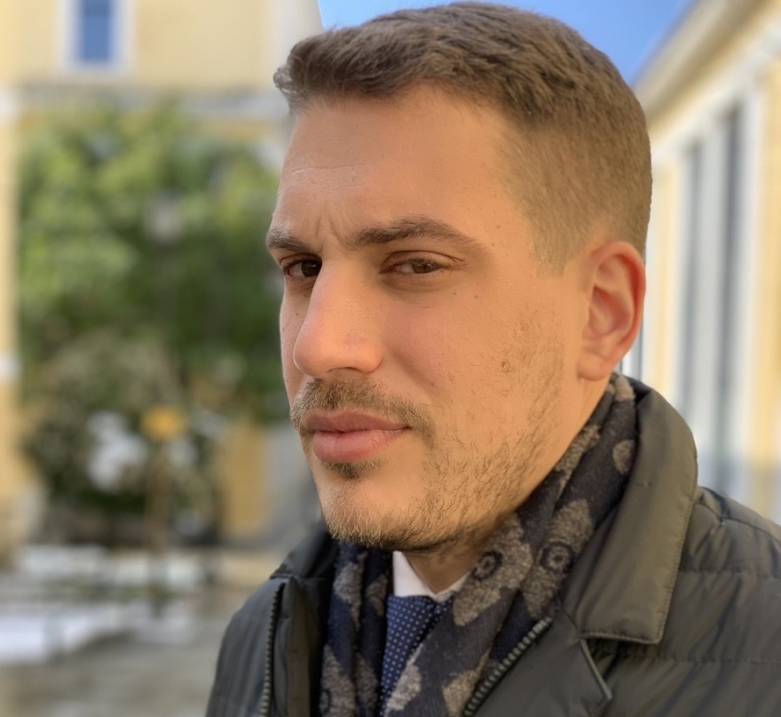 Νέος Κόσμος: «Με κατηγορεί πως τον βίασα επειδή τον απέρριψα» λέει η τραβεστί για το συμβάν με τον 22χρονο