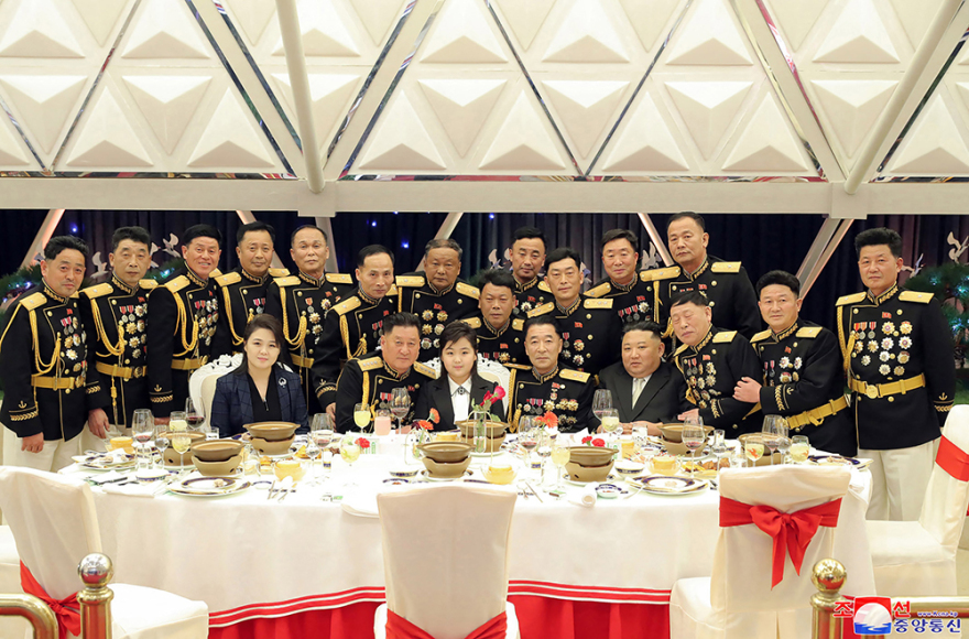 Κιμ Γιονγκ Ουν: Θα δώσει το «δαχτυλίδι» της εξουσίας στην κόρη του; Σπάνια εμφάνιση χέρι - χέρι μαζί της