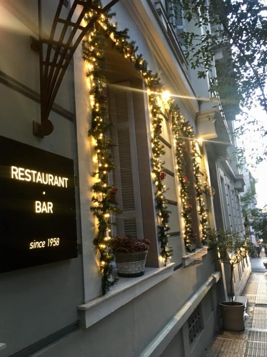 Ιστορίες από το «17»: Η τσιπούρα του Καραμανλή, τα γεμιστά της Τρόικας και τα μπουκάλια του Σινάτρα