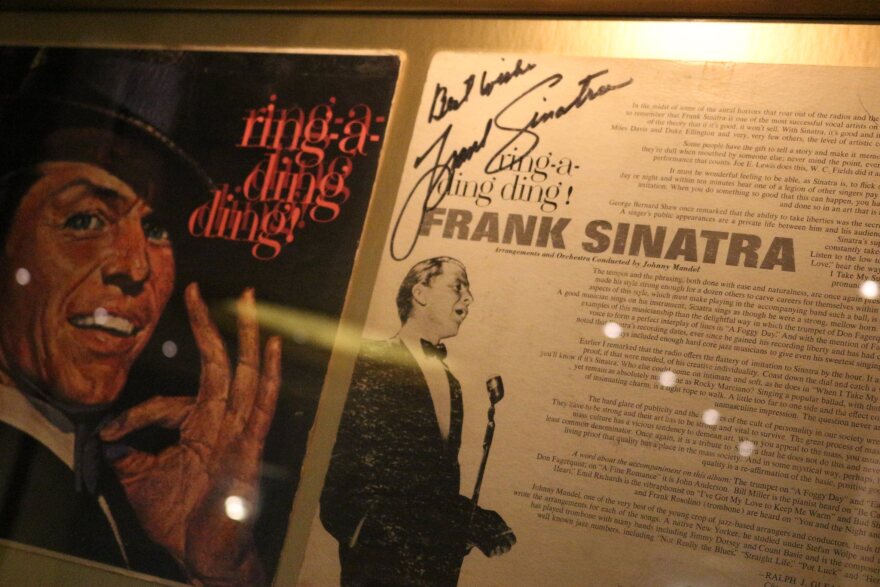 Ιστορίες από το «17»: Η τσιπούρα του Καραμανλή, τα γεμιστά της Τρόικας και τα μπουκάλια του Σινάτρα