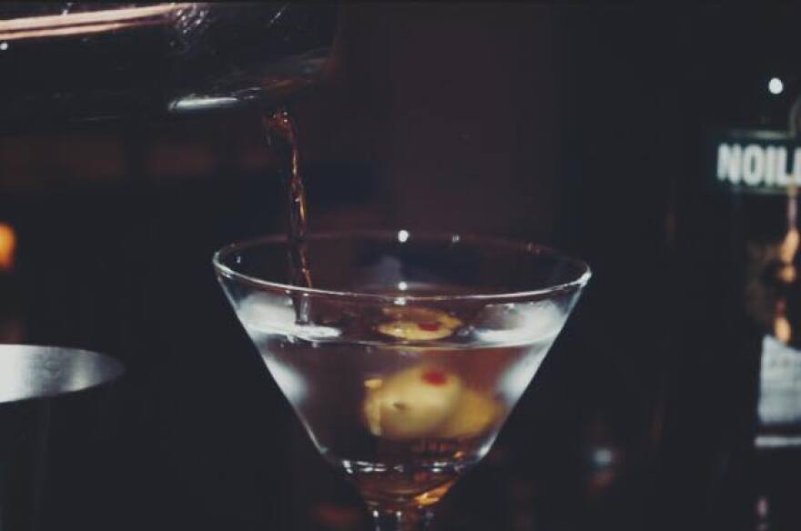 Ιστορίες από το «17»: Η τσιπούρα του Καραμανλή, τα γεμιστά της Τρόικας και τα μπουκάλια του Σινάτρα