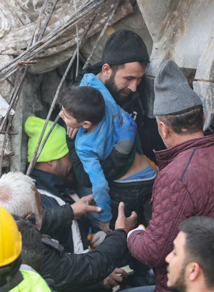 Σεισμός στην Τουρκία: 8χρονος ανασύρθηκε ζωντανός μετά από 52 ώρες - Συγκλονιστικά βίντεο