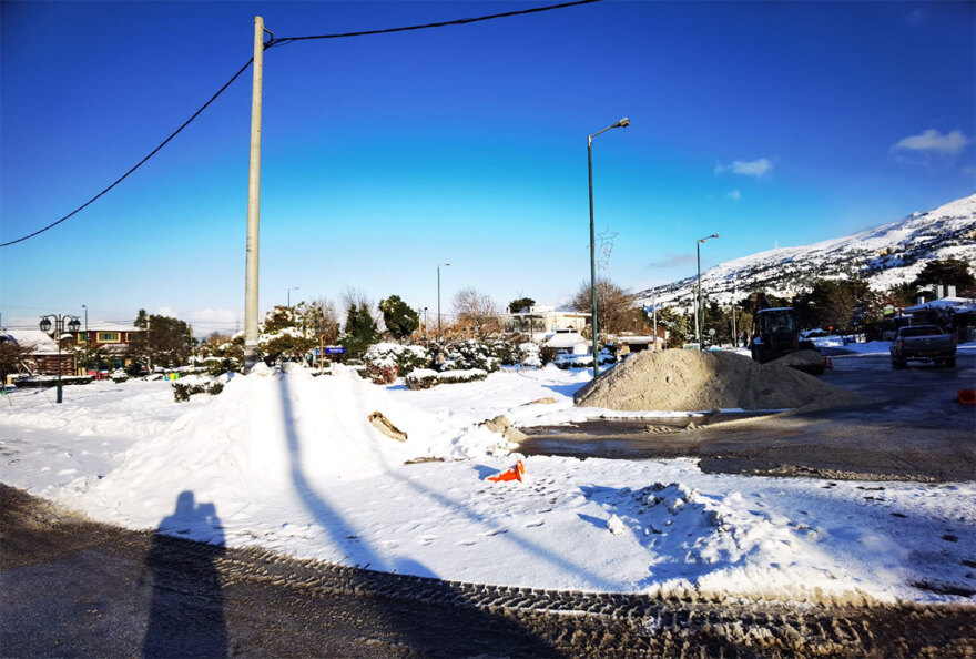 Εκχιονιστικά και αλατιέρες ανοίγουν δρόμους στην Πεντέλη