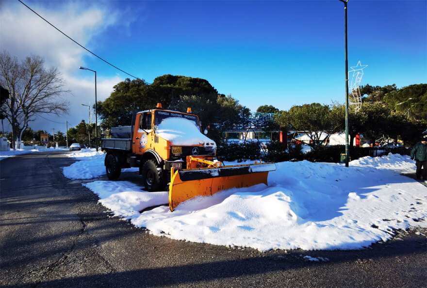 Εκχιονιστικά και αλατιέρες ανοίγουν δρόμους στην Πεντέλη