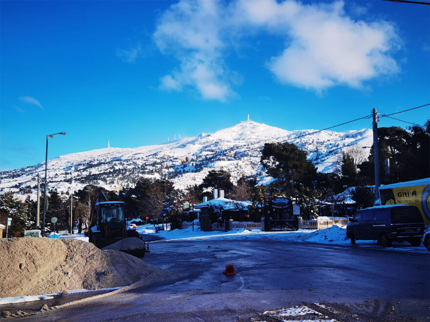 Εκχιονιστικά και αλατιέρες ανοίγουν δρόμους στην Πεντέλη