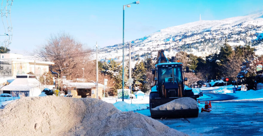 Εκχιονιστικά και αλατιέρες ανοίγουν δρόμους στην Πεντέλη