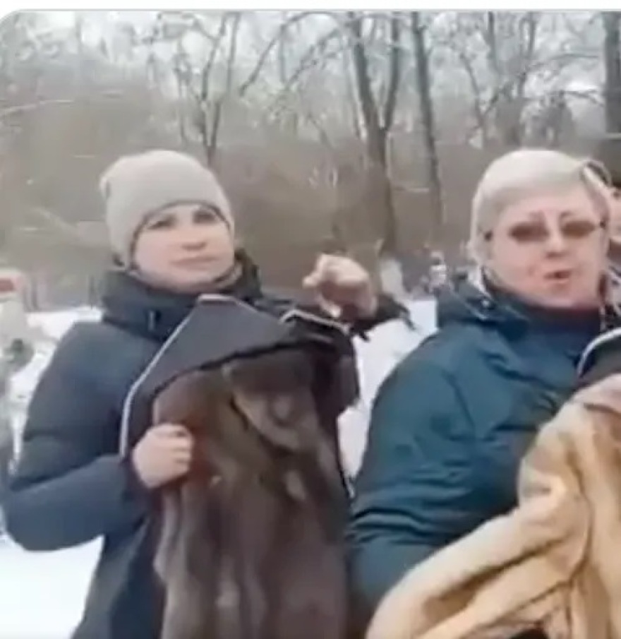 Ο Πούτιν μοιράζει... γούνες στις Ρωσίδες που έχασαν συζύγους και γιους στην Ουκρανία - Δείτε βίντεο