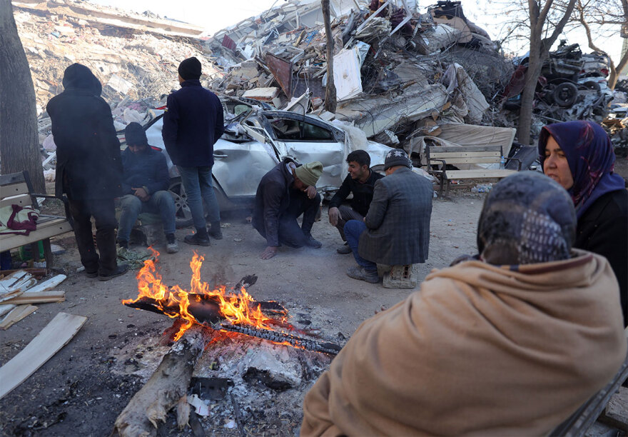 Σεισμός στην Τουρκία: Μάχη μέχρις εσχάτων από τους διασώστες - «Μην χάνετε την ελπίδα» τους λένε οι εγκλωβισμένοι