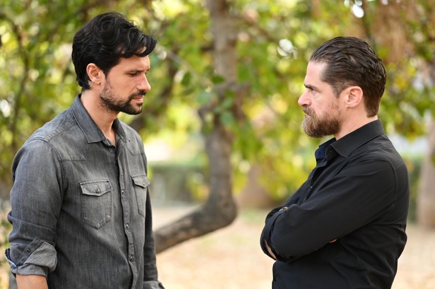 Σασμός: Η αστυνομία ψάχνει τον Σταύρο και τον Πετράκη, ενώ η Αργυρώ είναι σε πανικό