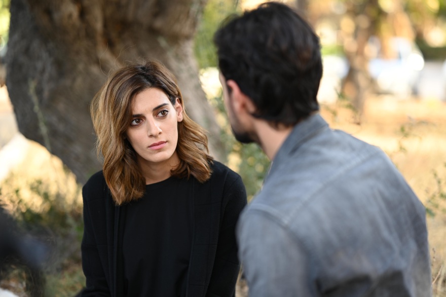 Σασμός: Η αστυνομία ψάχνει τον Σταύρο και τον Πετράκη, ενώ η Αργυρώ είναι σε πανικό